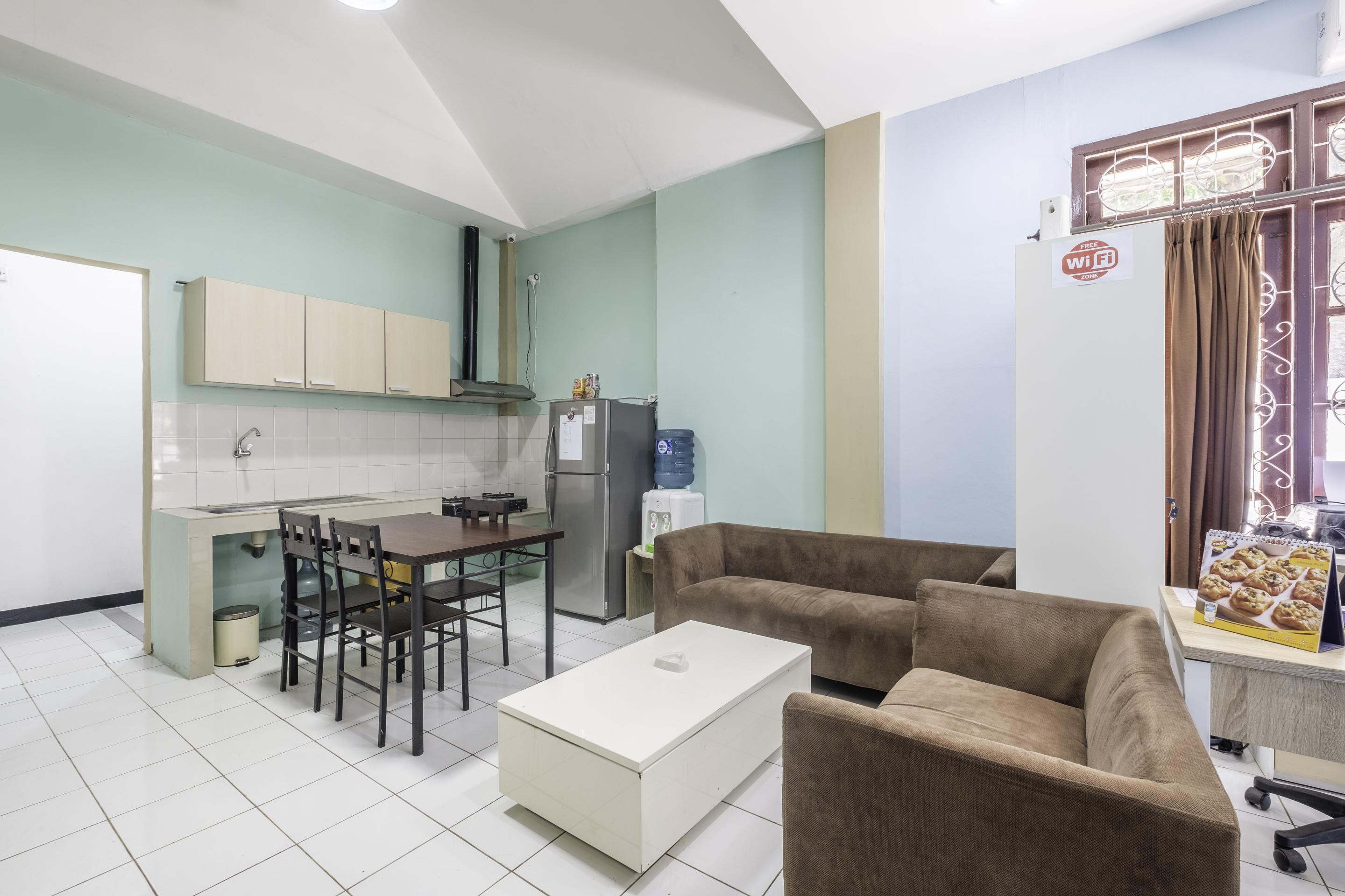 Super Oyo 1568 Stasiun Ka Cirebon Guest House Εξωτερικό φωτογραφία