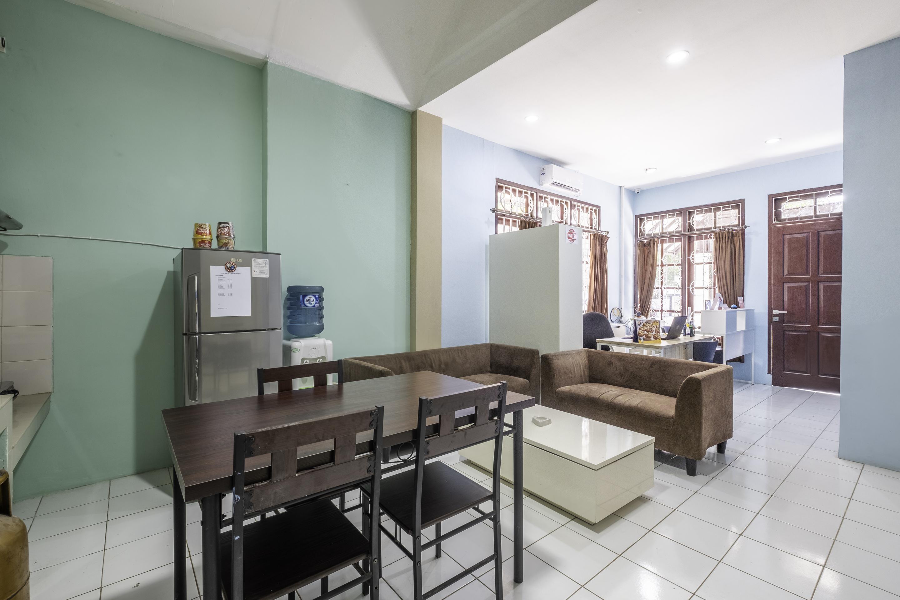 Super Oyo 1568 Stasiun Ka Cirebon Guest House Εξωτερικό φωτογραφία